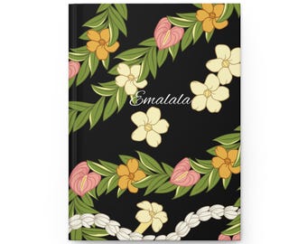 Può includere: Un diario nero con un design floreale con fiori gialli, bianchi e rosa. Il testo "Emalala" è stampato in bianco sulla copertina.