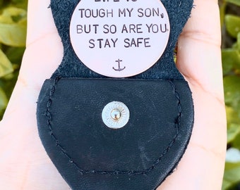 Personalisierte Hand gestempelt Silbermünze, christliches Geschenk, Ledertasche