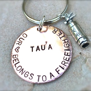 Portachiavi del vigile del fuoco, regalo del fidanzato, il nostro cuore appartiene a un vigile del fuoco, regalo vigile del fuoco personalizzato, regalo per i vigili del fuoco, natashaaloha