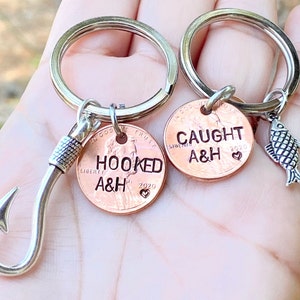 Personalisierte Geschenke zum Vatertag, personalisierte Geschenke für Sie und Ihn, Hooked und Caught Schlüsselanhänger, Jahrestagsgeschenk, Freundgeschenk, Angeln