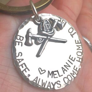 Portachiavi pompiere, regali per papà, stai al sicuro, torna sempre a casa da noi, il nostro cuore appartiene a un pompiere, regalo pompiere personalizzato, F