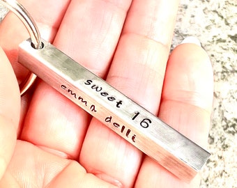 Sweet 16 Schlüsselanhänger – Geschenk Für Teenager Mit „Stay Safe“-Botschaft, Rosa Blume