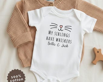 Body de bebé® / Regalo para amantes de los gatos / Mis hermanos tienen bigotes / Mameluco de algodón para recién nacidos de 0 a 24 meses
