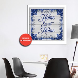 Pode incluir: Uma obra de arte emoldurada com as palavras "Home Sweet Home" em uma escrita elegante. O design está em um fundo de azulejos brancos, emoldurado por uma borda floral azul detalhada. Um círculo vermelho com "DOWNLOAD DIGITAL" é visível.