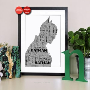Pode incluir: Uma impressão artística emoldurada apresentando uma silhueta em preto e branco do Batman composta por várias palavras relacionadas ao personagem, incluindo Batman, Gotham, Joker e Justice, sobre um fundo branco liso em uma moldura preta.