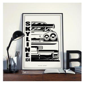 Pode incluir: Um cartaz emoldurado a preto e branco com uma ilustração gráfica da vista traseira de um carro Nissan Skyline R34. O texto vertical diz SKYLINE R34 em letras pretas a negrito no lado esquerdo do fundo branco, com o carro centralizado.