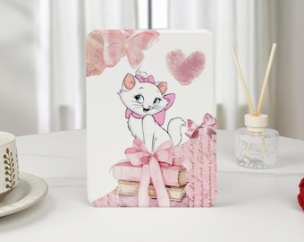 Puede incluir: Un producto rectangular blanco con una ilustración de dibujos animados de un gato blanco con un lazo rosa, sentado sobre libros rosas atados con una cinta rosa. También hay mariposas rosas y un corazón. El fondo es blanco con acentos rosas.