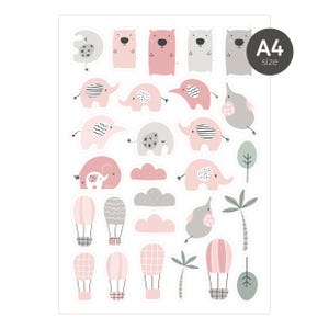 Può includere: Un foglio di adesivi con illustrazioni in rosa, grigio e bianco. I disegni includono orsi, elefanti, nuvole, mongolfiere e palme. Il testo "A4 size" è stampato su un cerchio nero.