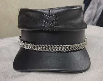 Gorra de cuero negro con cadena | Sombrero vintage artesanal | Gorro de cosplay retro