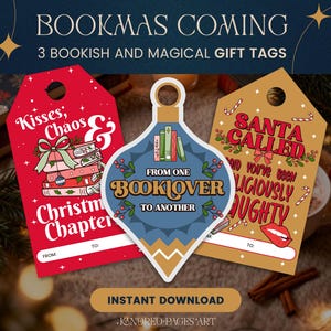 Könnte beinhalten: Drei Geschenk-Anhänger mit festlichen Designs. Ein roter Anhänger liest "Kisses, Chaos & Christmas Chapter". Ein blauer, ornamentförmiger Anhänger sagt "From One Booklover to Another". Ein tanfarbener Anhänger liest "Santa Called and You've Been Deliciously Naughty."