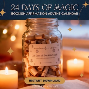 Könnte beinhalten: Ein Glas mit gerollten Schriftrollen, beschriftet mit "24 Days of Bookish Magic". Das Glas steht auf einer Holzoberfläche mit einer brennenden Kerze und einer Tasse. Der Hintergrund zeigt eine verschwommene, warmtonige Szene mit dem Text "24 Days of Magic."