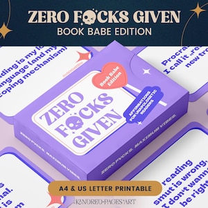 Könnte beinhalten: Ein lilafarbenes Box-Set mit dem Text "ZERO FOCKS GIVEN" und "BOOK BABE EDITION". Die Box ist von Karten mit verschiedenen Zitaten umgeben. Das Set enthält den Text "AFFIRMATIONS FOR UNAPOLOGETIC READERS".