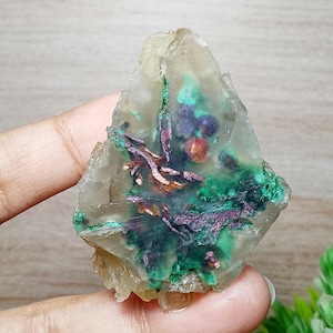 Losa ~ Cruda ~ Confeti de cobre crisocola ~ Tamaño de la piedra preciosa 51x38,5 x 11 mm