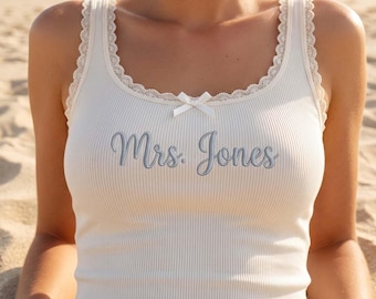 Personalisierte Mrs. Lace Tank Top, individuell gestickte Braut Name Cami, Brautdusche Geschenk, Hochzeit Morgen Outfit, Flitterwochen Tank Shirt