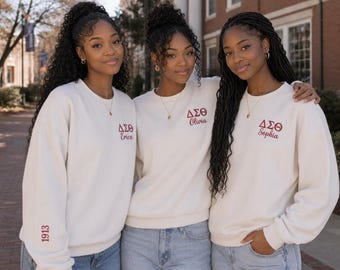 Bluza z okrągłym dekoltem DST z haftem i imieniem, spersonalizowana bluza Delta Sigma Theta, bluza z haftowanym imieniem i rokiem, prezent dla niej z okazji członkostwa w stowarzyszeniu studenckim