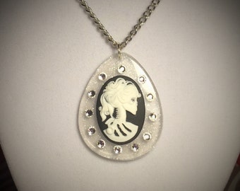 Lolita Cameo Necklace on Clear Glitter Frame