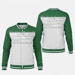 以下が含まれることがあります： スプレッドシートプログラムにインスパイアされたデザインの、緑と白のバーシティジャケット。 ジャケットは、グリッドパターンと緑色の袖が付いた白いボディです。 ジャケットのテキストには、「Page Layout」、「Formulas」、「Merge & Center」が含まれています。