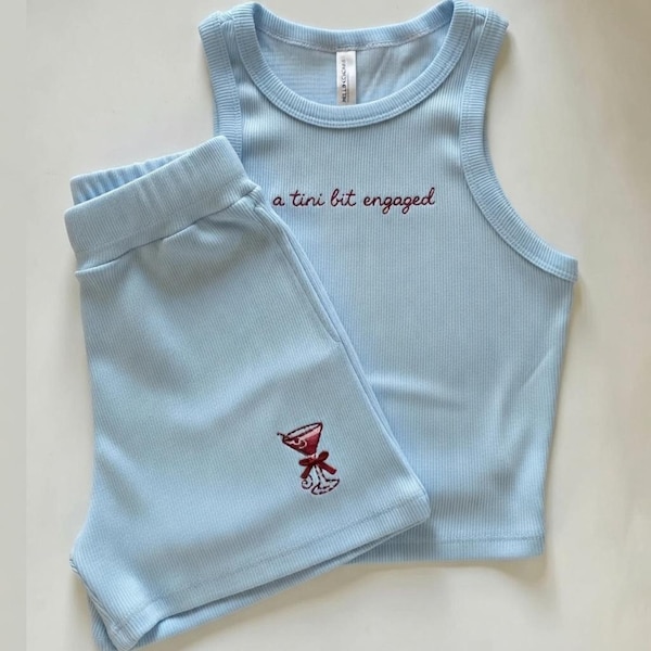 A Tini Bit Engaged 刺繍入りラウンジセット、花嫁お揃いセット、独身最後のパーティー衣装、彼女への婚約祝いギフト、リブ編みクロップトップセット
