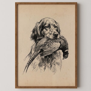 Puede incluir: Un boceto en blanco y negro enmarcado de un perro sosteniendo un faisán en la boca. El perro tiene orejas largas y una expresión concentrada. La obra de arte está sobre un fondo beige y enmarcada en un marco de madera marrón.
