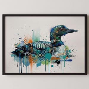 Puede incluir: Una impresión artística enmarcada que presenta una colorida ilustración de un somorgujo. El ave está representada con intrincados patrones en tonos de azul, verde y blanco. Salpicaduras de pintura en naranja, azul y turquesa añaden un toque vibrante. El marco es negro.