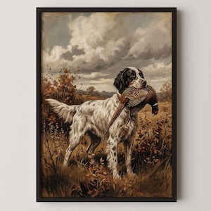 Puede incluir: Impresión vintage enmarcada de un perro de caza, un setter inglés blanco y negro, sosteniendo un faisán en la boca. El perro está en un campo con follaje otoñal y un cielo nublado. La obra de arte está en un marco negro.