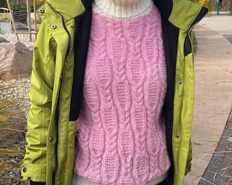 Suéter rosa de mohair tejido a mano con cuello alto