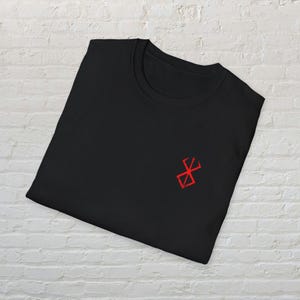Berserk Mark of Sacrifice T-Shirt, Gothic Symbol Tee, Anime inspiriertes Top, Unisex Grafik-Shirt, Dark Fantasy-Kleidung, Distressed Manga Bild 4