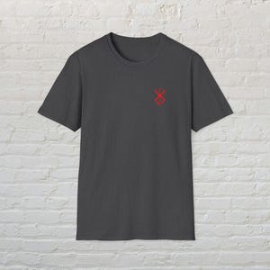 Berserk Mark of Sacrifice T-Shirt, Gothic Symbol Tee, Anime inspiriertes Top, Unisex Grafik-Shirt, Dark Fantasy-Kleidung, Distressed Manga Bild 9