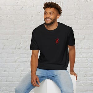 Berserk Mark of Sacrifice T-Shirt, Gothic Symbol Tee, Anime inspiriertes Top, Unisex Grafik-Shirt, Dark Fantasy-Kleidung, Distressed Manga Bild 5
