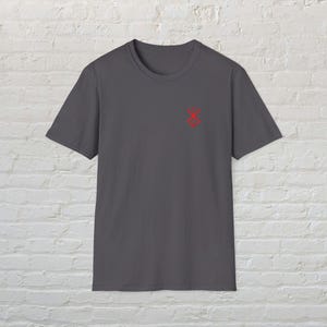 Berserk Mark of Sacrifice T-Shirt, Gothic Symbol Tee, Anime inspiriertes Top, Unisex Grafik-Shirt, Dark Fantasy-Kleidung, Distressed Manga Bild 8