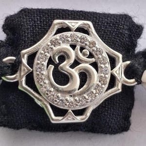925 スターリングシルバー Panchmasi Potli Rakhi CZ フットプリントチャーム付き、Om 妊娠保護 Rakhi、伝統的なグジャラートのベビーシャワーギフト