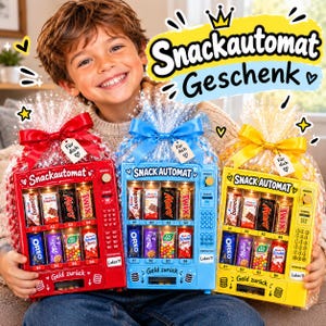 Könnte beinhalten: Drei Spielzeug-Verkaufsautomaten in Rot, Blau und Gelb, verpackt in Klarsichtfolie mit einer bunten Schleife und einem Geschenkanhänger. Die Automaten zeigen Reihen von Mini-Schokoriegeln, ein Tastenfeld sowie den Text Snackautomat und Geld zurück.
