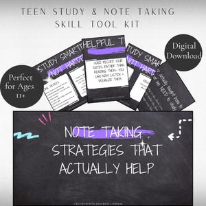 Op de afbeelding: Een witte keramische mok met een zwart handvat en de tekst "But First, Coffee" in een zwarte, handgeschreven lettertype. De mok staat op een wit oppervlak.