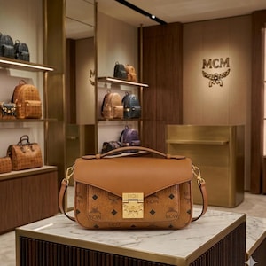 Borsa a tracolla in pelle marrone stile MCM con monogramma, borse firmate, borsa a mano vintage MCM