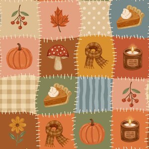 Op de afbeelding: Een patchwork stofpatroon met herhalende vierkanten en witte stiknaden. Het ontwerp bevat illustraties van oranje pompoenen, rode bessen, esdoornbladeren, stukken pompoentaart met slagroom, rode paddenstoelen, geruite sjaals en brandende kaarsen.