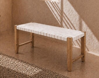 Banco de cuero tejido a mano | Asiento artesanal marroquí | Cuero natural y madera maciza | Decoración rústica bohemia para el hogar.