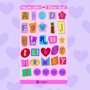 Puede incluir: Una hoja de pegatinas con letras y formas coloridas y estilizadas. La hoja incluye el texto "Ransom Letters" y "Sticker Sheet". Las letras son de varios colores y formas, con un fondo rosa y formas de corazón.