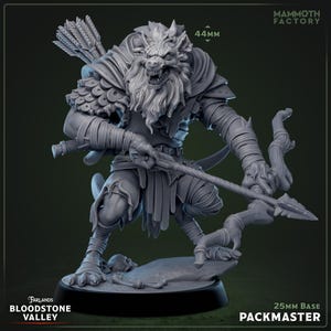Könnte beinhalten: Detaillierte graue Miniaturfigur eines Werwolf-Bogenschützen, der einen Bogen und einen Pfeil hält. Die Figur steht auf einer 25 mm Basis. Die Figur ist 44 mm hoch. Der Text "BLOODSTONE VALLEY" und "PACKMASTER" sind sichtbar.