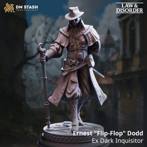 Peut inclure: Figurine détaillée d'Ernest "Flip-Flop" Dodd, un ancien Inquisiteur Noir, tenant une canne et portant un chapeau, un manteau et des bottes. La figurine est de couleur marron clair et repose sur une base circulaire. Les logos "DM STASH" et "LAW & DISORDER" sont visibles.