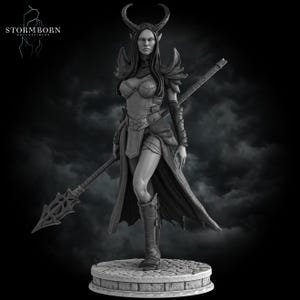 以下が含まれることがあります： 石の台座に立つ、女性のファンタジーキャラクターのグレースケールフィギュア。 彼女は鎧、流れるようなマント、ブーツを着用し、槍を持っています。 このフィギュアは角と長い髪を持っています。 Stormborn Collectiblesのロゴが左上にあります。