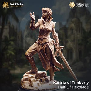 Könnte beinhalten: Detaillierte braune Figur von Karisia of Timberly, einer Half-Elf Hexblade, die auf einem felsigen Sockel steht. Sie wird in einer dynamischen Pose dargestellt und hält ein Schwert. Die Figur stammt aus der "Elves of the Golden Sun"-Kollektion.