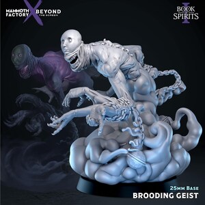 以下が含まれることがあります： 25mmベースに乗った「Brooding Geist」というタイトルの灰色のミニチュアフィギュア。このクリーチャーは、特徴のない滑らかな顔、大きく開いた口、筋肉質な腕、長い指が特徴です。鎖が付いた渦巻く煙の雲から現れています。