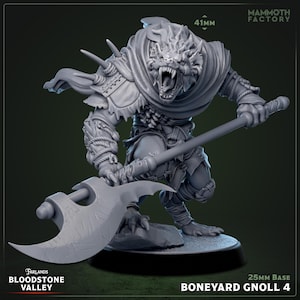 Könnte beinhalten: Graue, detaillierte Miniaturfigur eines Gnolls, einer Fantasy-Kreatur, die eine große Axt schwingt. Die Figur steht auf einer 25-mm-Basis und gehört zur Boneyard Gnoll 4-Kollektion von Bloodstone Valley. Die Figur ist 41 mm hoch.