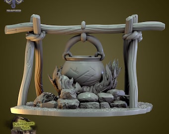 Könnte beinhalten: Ein 3D-gedrucktes Modell einer Lagerfeuerszene. Es zeigt einen Kessel, der an einem Holzrahmen hängt, mit stilisierten Flammen und Felsen an der Basis. Das Modell ist für Tabletop-Spiele oder Ausstellungen konzipiert.