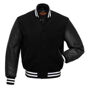 Könnte beinhalten: Schwarze Collegejacke mit schwarzen Lederärmeln, einem schwarzen Körper und weißen Streifen an Kragen, Manschetten und Saum. Die Jacke hat eine Knopfleiste und zwei Vordertaschen. Der Markenname "NESTVOGUE GOODS" ist sichtbar.