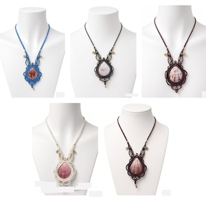 Lote de 5 collares de macramé hechos a mano con colgantes de conchas marinas en colores surtidos, estilo boho.