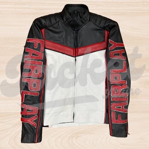 以下が含まれることがあります： 黒、白、赤のレザージャケット。袖に赤い文字で「FAIRPLAY」と書かれています。ジャケットはスタンドカラーとジッパー開閉式です。デザインは白いフロントパネルと赤いアクセントが特徴です。