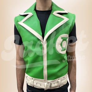 Puede incluir: Chaleco verde con ribete blanco y cinturón blanco. El chaleco presenta un logotipo de Green Lantern en el pecho. El chaleco tiene cuello y cinturón con cierre de hebilla. El chaleco es sin mangas.