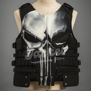 Op de afbeelding: Zwart tactisch vest met een wit schedelontwerp op de borst. Het vest heeft meerdere zakken, verstelbare bandjes en een sluiting aan de voorkant. Het vest wordt getoond op een mannequin. Het woord "Jacket Attire" staat op het vest.