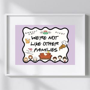 Könnte beinhalten: Gerahmter Druck mit lila Hintergrund mit dem Text "We're Not Like Other Families". Das Design umfasst Cartoon-Illustrationen einer Katze, eines Hummers, eines Pizzastücks und das Central Perk-Logo sowie Charakterporträts.